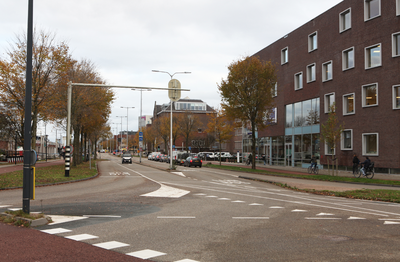 916131 Gezicht in de Vondellaan te Utrecht, uit het westen, met rechts het Welzijn College Utrecht / ROC Midden ...